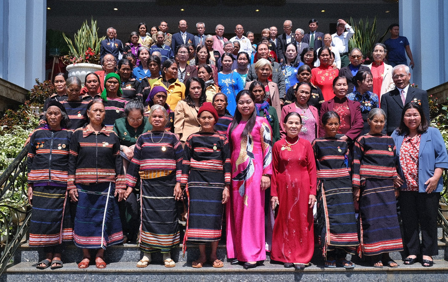 81 nữ cựu tù chính trị tiêu biểu chụp ảnh lưu niệm trong ngày họp mặt. Ảnh Hoàng Ngọc