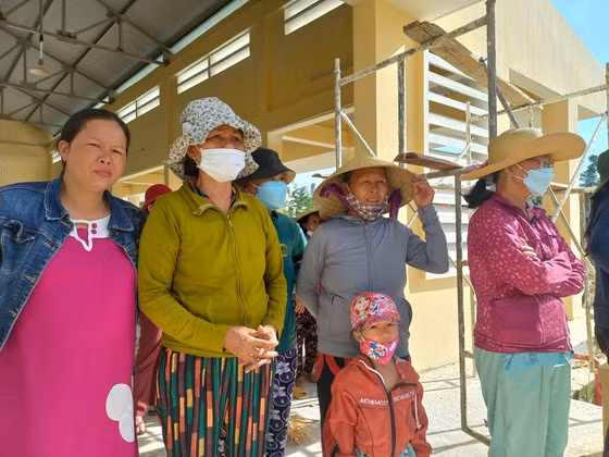  Người dân đến xem lễ khởi công công trình cầu Thạch An. Ảnh: NGUYỄN TRANG