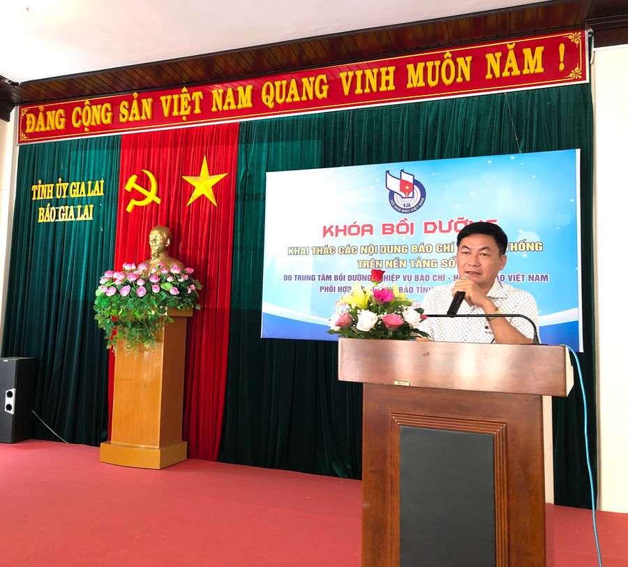 Nhà báo, Chủ tịch Hội nhà báo tỉnh, Tổng Biên tập Báo Gia Lai-Huỳnh Kiên phát biểu tại lễ khai mạc khóa bồi dưỡng. Ảnh: Ngọc Minh