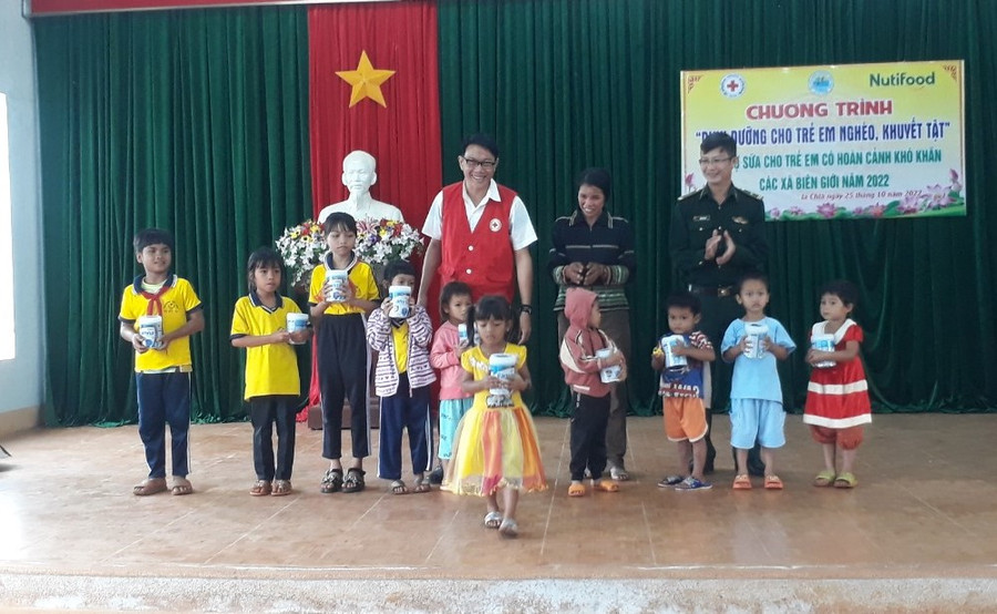 Đại diện Hội Chữ thập đỏ tỉnh và Bộ Chỉ huy Bộ đội Biên phòng tỉnh trao sữa cho trẻ em nghèo ở xã Ia Chía. Ảnh: Huỳnh Hải Đại diện Hội Chữ thập đỏ tỉnh và Bộ Chỉ huy Bộ đội Biên phòng tỉnh trao sữa cho trẻ em nghèo ở xã Ia Chía. Ảnh: Anh Huy