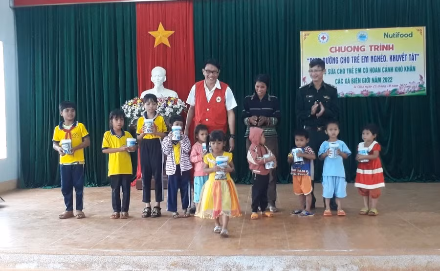 Đại diện Hội Chữ thập đỏ tỉnh và Bộ Chỉ huy Bộ đội Biên phòng tỉnh trao sữa cho trẻ em nghèo ở xã Ia Chía. Ảnh: Anh Huy