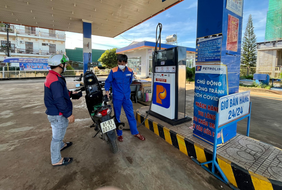 Giá xăng chiều 11-10 tăng nhẹ. Ảnh: Phương Vi Giá xăng chiều 11-10 tăng nhẹ. Ảnh: Phương Vi