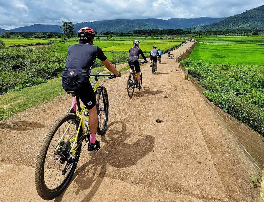Các thành viên hội xe đạp địa hình MTB Gia Lai đạp xe trên cung đường khám phá thác Công Chúa (huyện Chư Păh). Ảnh: Trần Gioan Du khách đạp xe qua cánh đồng Ngô Sơn để đón bình minh ngay dưới chân núi lửa Chư Đang Ya. Ảnh: Trần Gioan