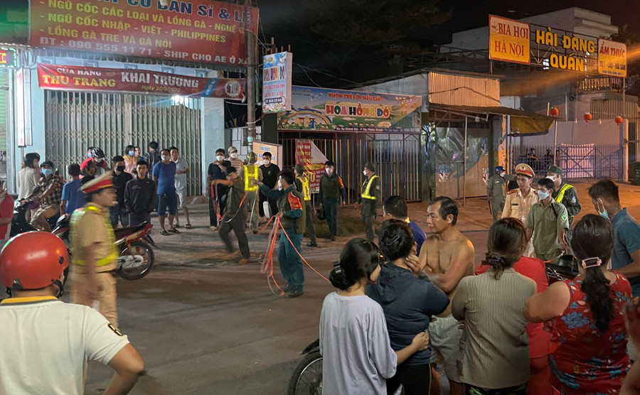 Công an khám nghiệm điều tra.Ảnh: P.D