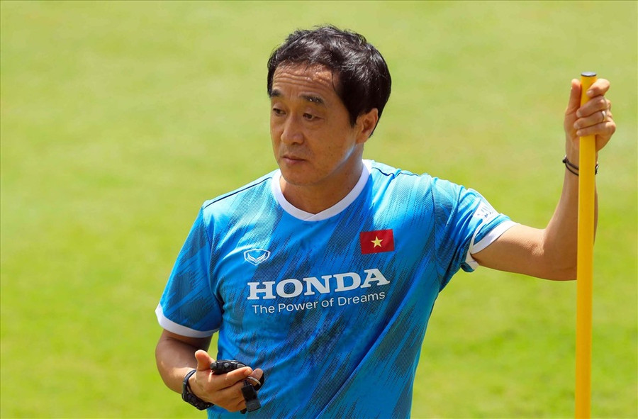 Trợ lý Lee Young-jin là người rất am hiểu bóng đá Việt Nam. Ảnh: VFF