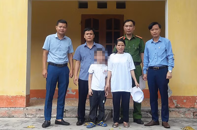 Mẹ con Lữ Thị Thiên với cán bộ Trại giam Hoàng Tiến, Trung tâm bảo trợ xã hội Chí Linh trong ngày Thiên được đặc xá.