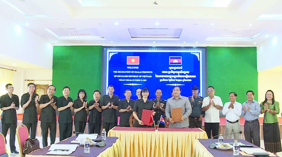 Ban Chuyên trách 2 tỉnh Gia Lai-Preah Vihear ký kết Biên bản thỏa thuận. Ảnh: Đoàn Bình Ban Chuyên trách 2 tỉnh Gia Lai - Preah Vihear ký kết Biên bản thỏa thuận. Ảnh: Đoàn Bình