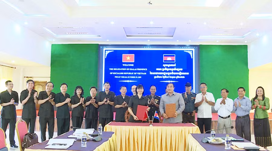 Ban Chuyên trách 2 tỉnh Gia Lai - Preah Vihear ký kết Biên bản thỏa thuận. Ảnh: Đoàn Bình