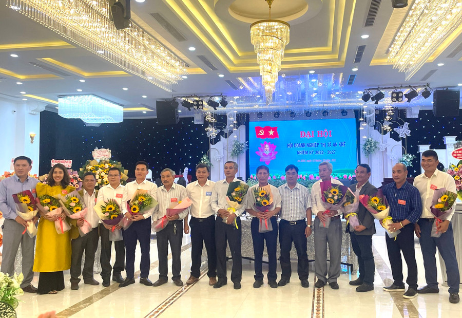 Ban Chấp hành Hội Doanh nghiệp thị xã An Khê (nhiệm kỳ 2022-2027) ra mắt. Ảnh: Ngọc Minh