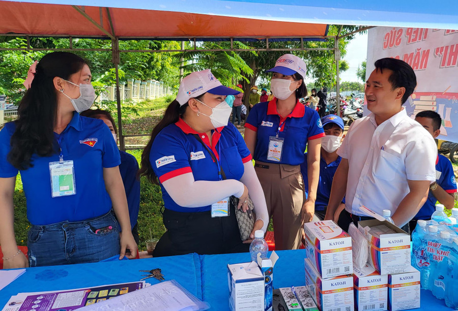 Anh Đỗ Duy Nam (thứ 2 từ phải qua)-Phó Bí thư Tỉnh Đoàn thăm hỏi các đội hình tình nguyện tham gia chương trình “Tư vấn-Tiếp sức mùa thi” năm 2022. Ảnh: Minh Nhật