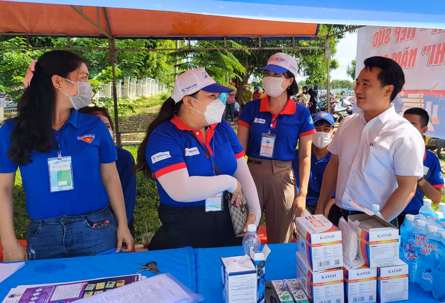 Anh Đỗ Duy Nam (thứ 2 từ phải qua)-Phó Bí thư Tỉnh Đoàn thăm hỏi các đội hình tình nguyện tham gia chương trình “Tư vấn-Tiếp sức mùa thi” năm 2022. Ảnh: Minh Nhật