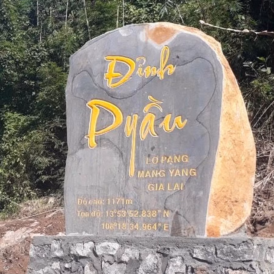 Đỉnh Pyầu có độ cao 1.171 mét. Ảnh: Hà Phương