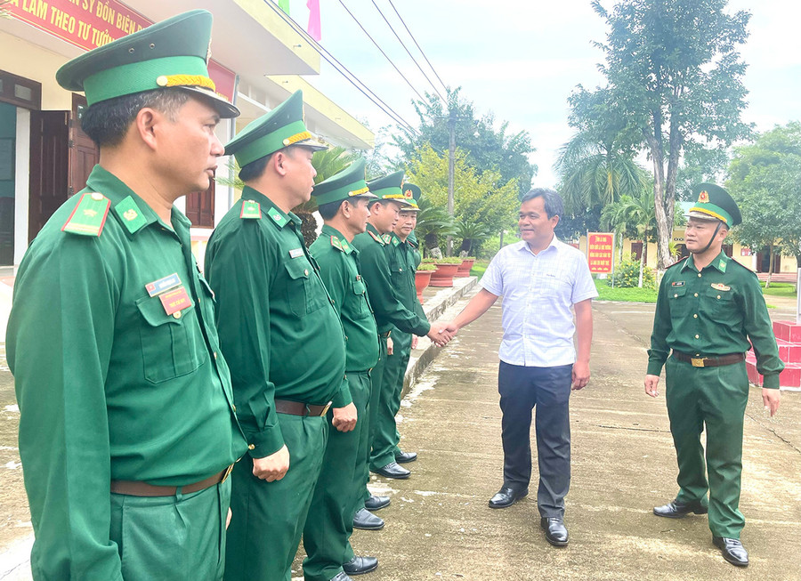  Bí thư Tỉnh ủy Hồ Văn Niên đến thăm và làm việc với Đồn biên phòng Ia Chía (huyện Ia Grai). Ảnh: Minh Nguyễn