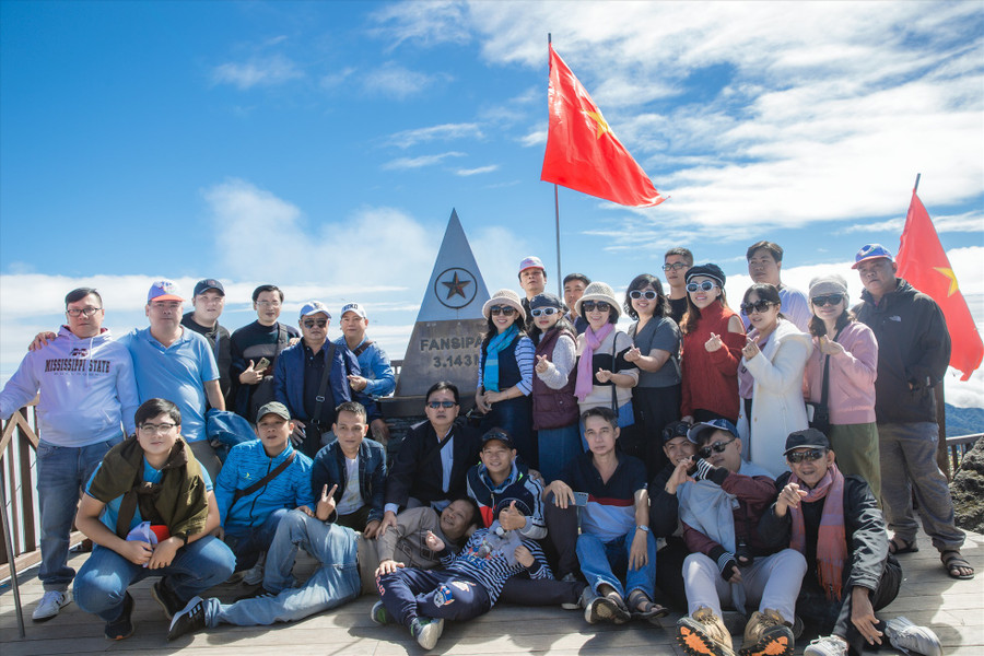 Du khách nên tới đây vào buổi chiều để chiêm ngưỡng khung cảnh hoàng hôn choáng ngợp nhất trong ngày và đặc biệt không quá đông đúc, có nhiều cơ hội ghi lại hình ảnh ấn tượng với “Nóc nhà Đông Dương”. Du khách nên tới đây vào buổi chiều để chiêm ngưỡng khung cảnh hoàng hôn choáng ngợp nhất trong ngày và đặc biệt không quá đông đúc, có nhiều cơ hội ghi lại hình ảnh ấn tượng với “Nóc nhà Đông Dương”.