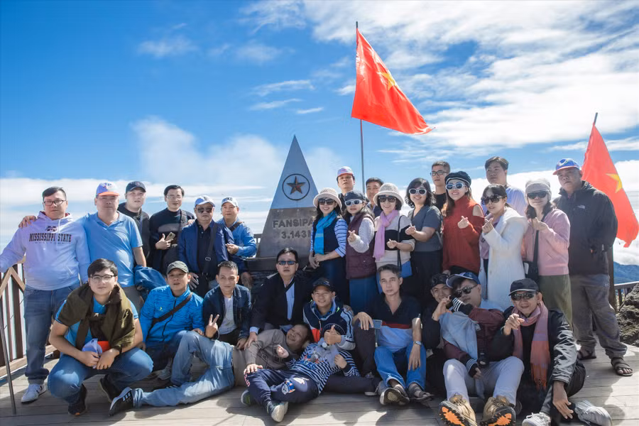 Du khách nên tới đây vào buổi chiều để chiêm ngưỡng khung cảnh hoàng hôn choáng ngợp nhất trong ngày và đặc biệt không quá đông đúc, có nhiều cơ hội ghi lại hình ảnh ấn tượng với “Nóc nhà Đông Dương”.