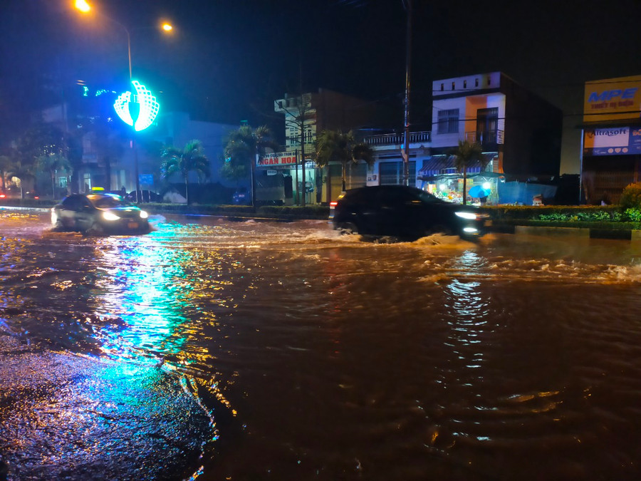 Phương tiện di chuyển khó khăn trên đường Phạm Văn Đồng-đoạn qua trụ sở Bảo hiểm Xã hội tỉnh. Ảnh: Đức Thụy
