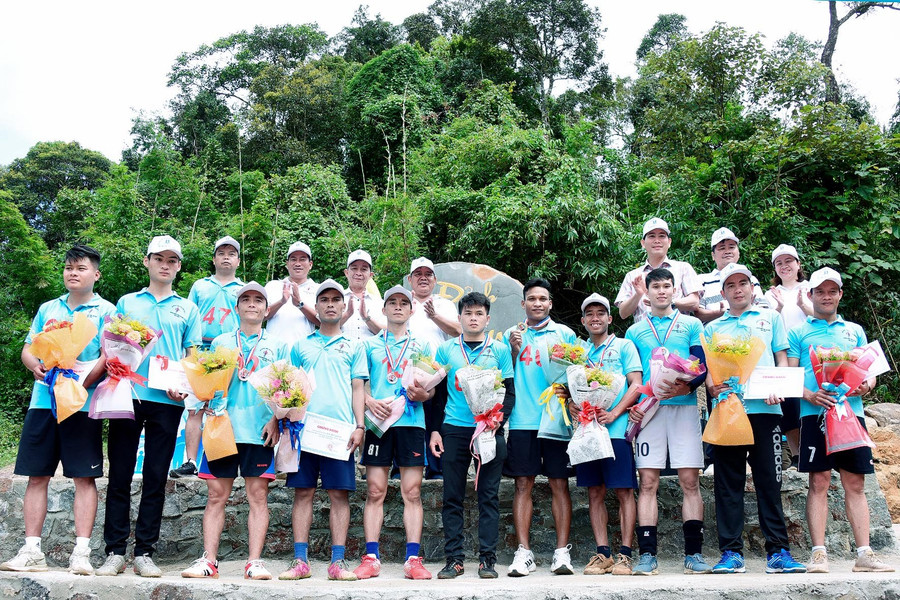 Ban tổ chức trao giải cho các vận động viên. Ảnh: Đức Thụy