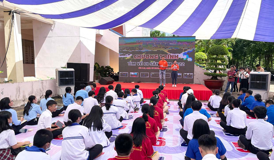 Các thí sinh tham gia phần thi “Rung chuông vàng”. Ảnh: Phương Duyên  Các thí sinh tham gia phần thi “Rung chuông vàng”. Ảnh: Phương Duyên