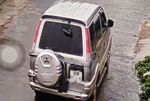 Chiếc xe ô tô nghi có liên quan vụ trộm tại nhà một chủ tịch huyện ở Đắk Lắk (Ảnh từ camera an ninh nhà dân). Ảnh: NDCC