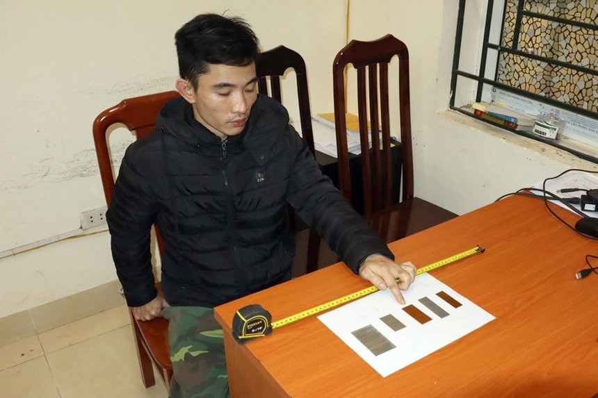 Nguyễn Trung Huyên với tang vật vụ án bé gái 3 tuổi tử vong thương tâm. Ảnh: CACC Nguyễn Trung Huyên với tang vật vụ án bé gái 3 tuổi tử vong thương tâm. Ảnh: CACC