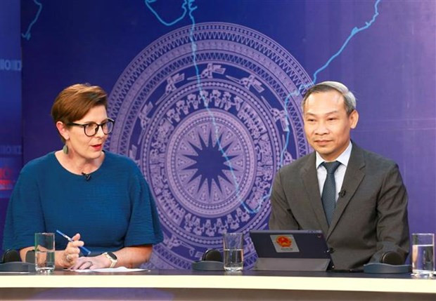 Trưởng Đại diện WHO tại Việt Nam, bà Angela Pratt (bên trái) tham dự tọa đàm. (Ảnh: Phương Hoa/TTXVN) Trưởng Đại diện WHO tại Việt Nam, bà Angela Pratt (bên trái) tham dự tọa đàm. (Ảnh: Phương Hoa/TTXVN)