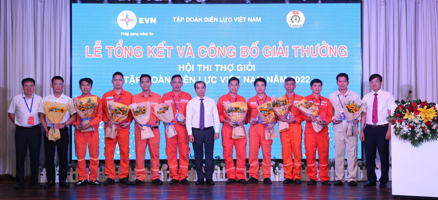 Ông Tô Điểm (thứ 2 từ phải qua)-Trưởng ca Vận hành Nhà máy Thủy điện Plei Krông- Công ty Thủy điện Ia Ly đạt giải nhất nghề Trưởng ca Thủy điện tại Hội thi thợ giỏi cấp Tập đoàn Điện lực Việt Nam năm 2022. Ảnh. Văn Đông
