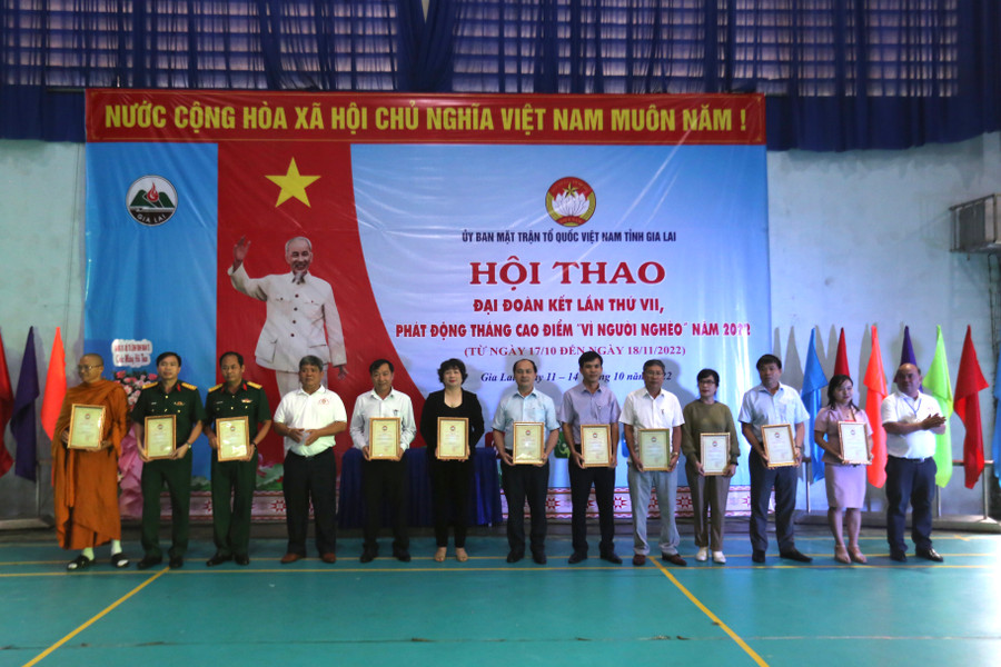 Các đơn vị đã ủng hộ vào Quỹ hơn 1,5 tỷ đồng tại buổi lễ Ảnh Văn Ngọc