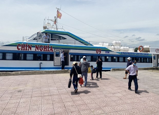 Tàu cao tốc Chín Nghĩa 09 được phép đưa 230 hành khách từ thành phố Quảng Ngãi đi huyện đảo Lý Sơn tuyến giao thông trên biển Quảng Ngãi được khôi phục sau bão. Ảnh: TTXVN phát