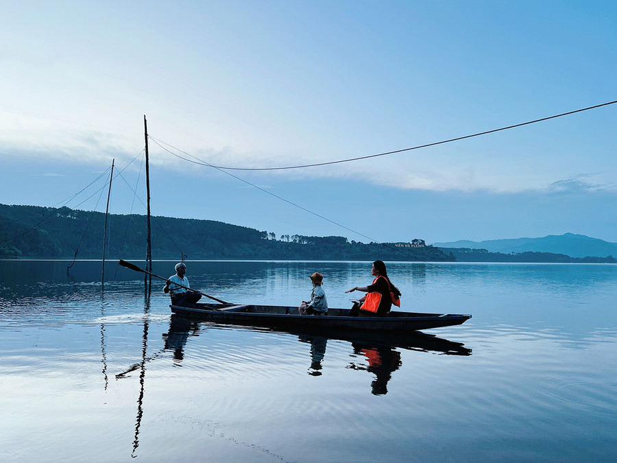 Ông Ksor Nưk tự hào khi mình được chứng kiến sự đổi thay của Biển Hồ. Ảnh Trần Dung  Ông Ksor Nưk tự hào khi mình được chúng kiến sự đổi thay của Biển Hồ. Ảnh Trần Dung