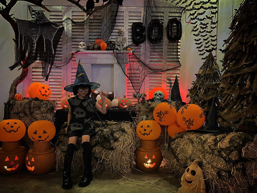 Không khí Halloween ngập tràn quán cà phê. Ảnh: Thanh Huyền