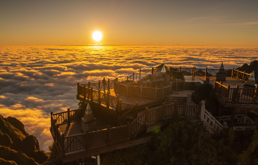 Hoàng hôn trên “Nóc nhà Đông Dương”, ắt hẳn là khung cảnh mà ai cũng muốn thưởng ngoạn một lần trong đời, đặc biệt là vào mùa mây. Trong thời khắc mặt trời dần khuất trên biển mây, bầu trời chuyển từng dải màu vàng cam, tới đỏ hồng rồi chìm vào sắc tím cùng tiếng chuông chùa ngân vọng từ xa, khiến ai nấy bình an, thanh thản đến lạ. Hoàng hôn trên “Nóc nhà Đông Dương”, ắt hẳn là khung cảnh mà ai cũng muốn thưởng ngoạn một lần trong đời, đặc biệt là vào mùa mây. Trong thời khắc mặt trời dần khuất trên biển mây, bầu trời chuyển từng dải màu vàng cam, tới đỏ hồng rồi chìm vào sắc tím cùng tiếng chuông chùa ngân vọng từ xa, khiến ai nấy bình an, thanh thản đến lạ.