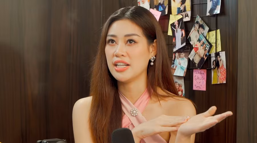 Khánh Vân không giấu được sự xúc động khi chia sẻ về tuổi thơ của mình. Ảnh: Chụp màn hình