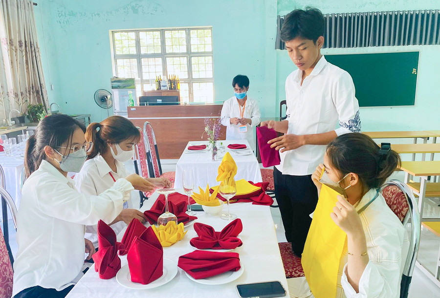 Sinh viên Trường Cao đẳng Gia Lai trong một tiết thực hành về nghiệp vụ nhà hàng-khách sạn. Ảnh: Mộc Trà