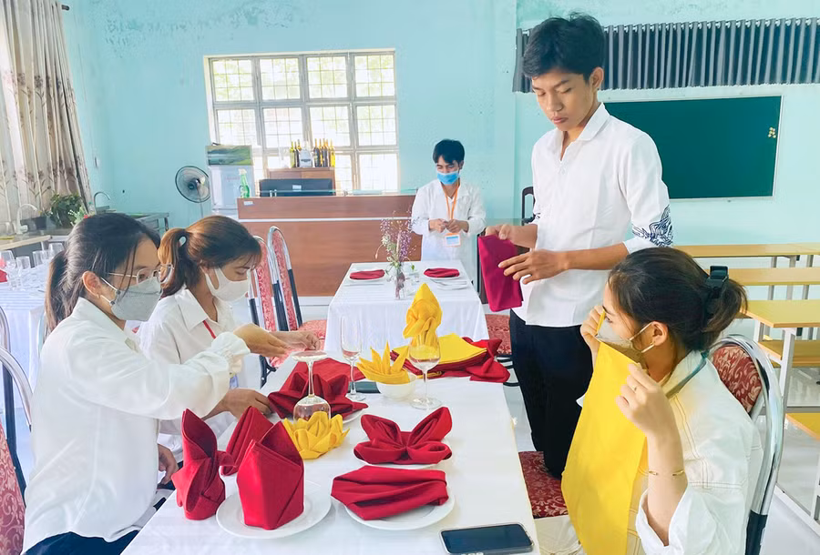 Sinh viên Trường Cao đẳng Gia Lai trong một tiết thực hành về nghiệp vụ nhà hàng-khách sạn. Ảnh: Mộc Trà