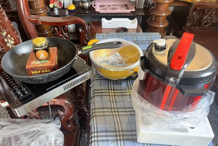 Nhiều người dân ở huyện Đắk Mil đã sập bẫy mua hàng kém chất lượng với giá cao. Ảnh: Phan Tuấn