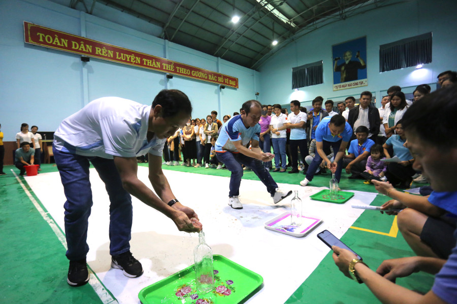 Trò chơi tiếp nước bằng tay khá độc đáo đã nhận được sự cổ vũ nồng nhiệt của khán giả Ảnh: Văn Ngọc