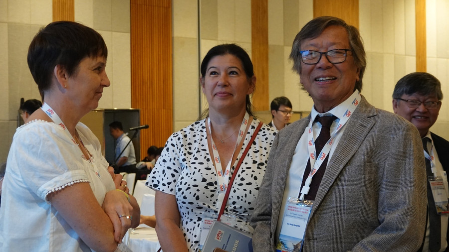 Các đại biểu trò chuyện bên lề hội nghị. Ảnh: Hoàng Trọng