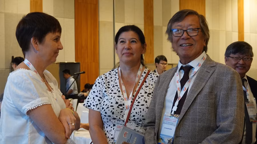 Các đại biểu trò chuyện bên lề hội nghị. Ảnh: Hoàng Trọng