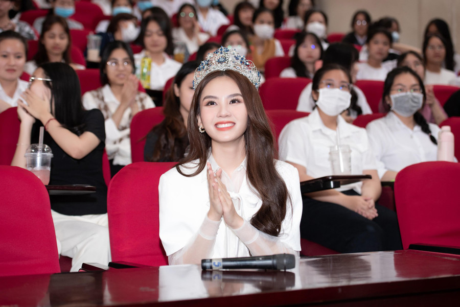 Sáng 15/10 đã diễn ra buổi giao lưu tuyển sinh của Hoa hậu Việt Nam 2022 tại Đại học Khoa học Xã hội và Nhân văn (Đại học Quốc gia TP. HCM) với talk show chủ đề Định vị bản thân. Sự kiện có sự tham gia của Miss World Vietnam 2022 Huỳnh Nguyễn Mai Phương và Á hậu Việt Nam 2020 Nguyễn Lê Ngọc Thảo.