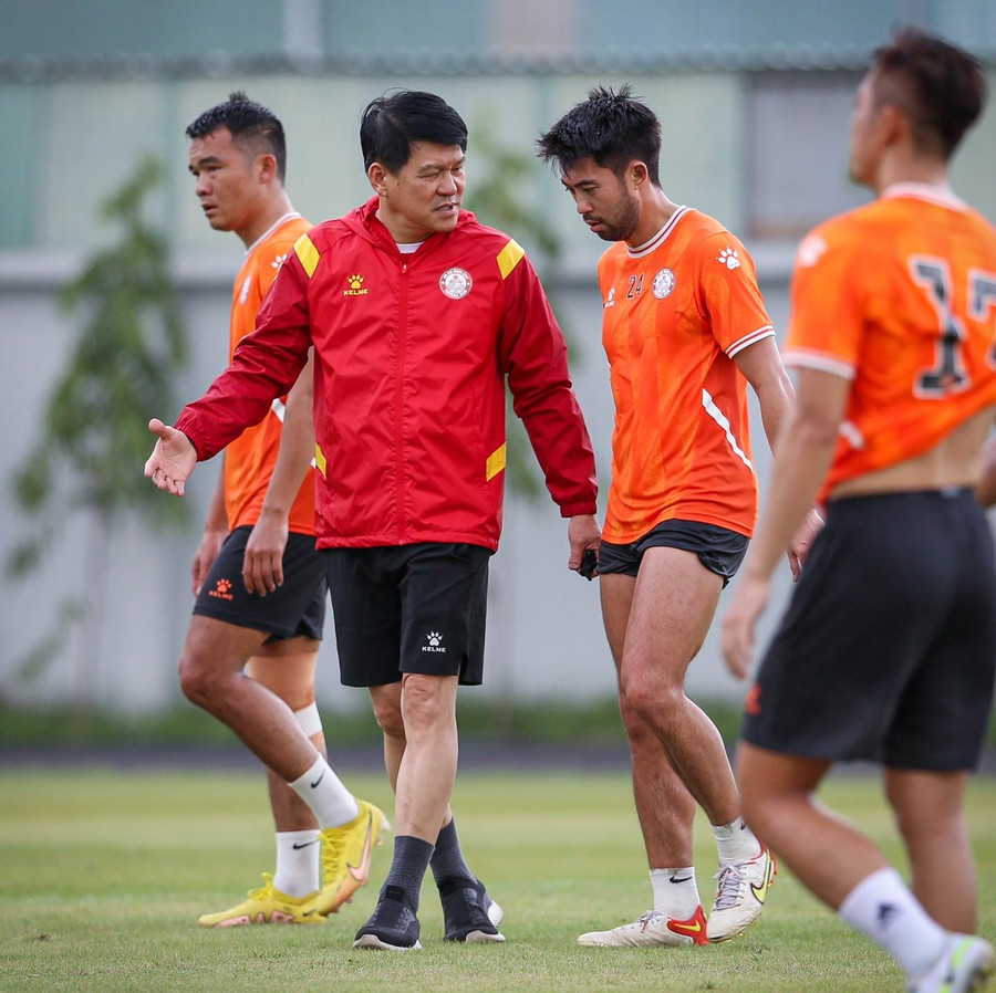 HLV Vũ Tiến Thành cùng Lee Nguyễn tìm giải pháp "giải cứu" CLB TP.HCM. Ảnh: CLB TP.HCM HLV Vũ Tiến Thành cùng Lee Nguyễn tìm giải pháp