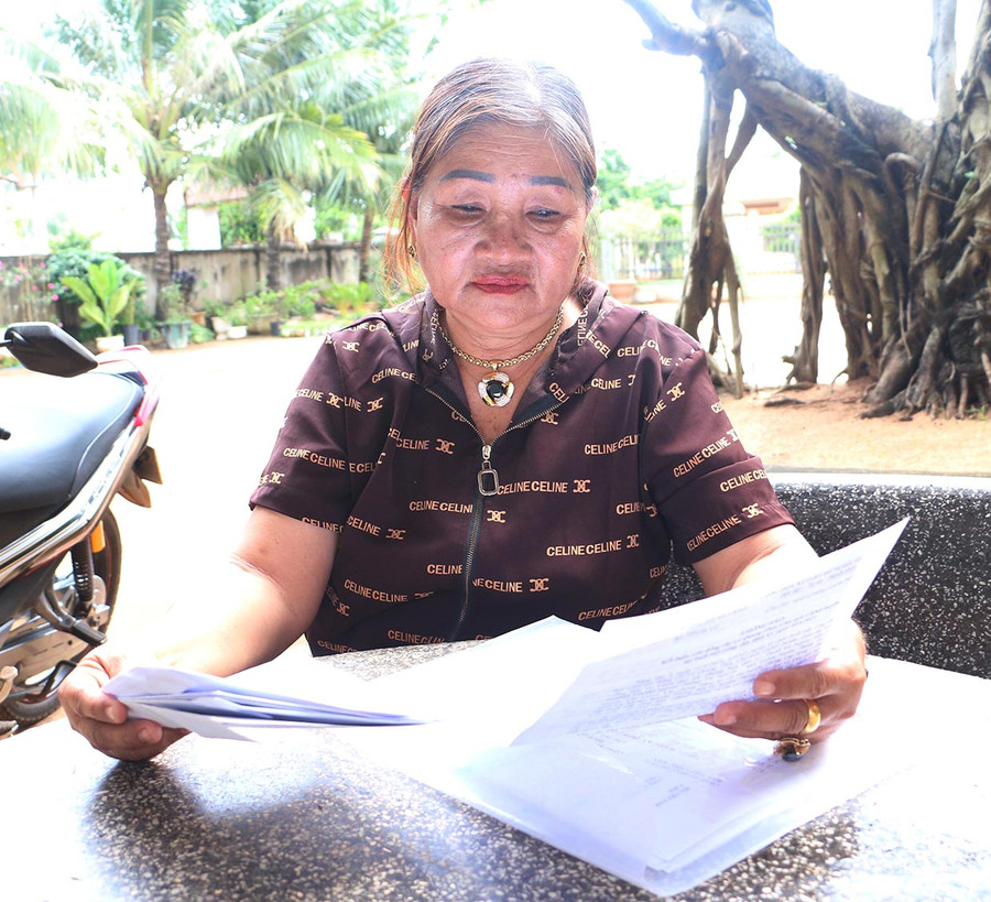 Gần chục năm nay, bà Nguyễn Thị Sách (thôn Hòa Hiệp, thị trấn Nhơn Hòa) đã nhiều lần kiến nghị các cấp có thẩm quyền của huyện Chư Pưh nhưng vẫn chưa được cấp lại giấy CNQSDĐ theo đúng diện tích thực tế. Ảnh: Quang Tấn Gần chục năm nay, bà Nguyễn Thị Sách (thôn Hòa Hiệp, thị trấn Nhơn Hòa) đã nhiều lần kiến nghị các cấp có thẩm quyền của huyện Chư Pưh nhưng vẫn chưa được cấp lại giấy CNQSDĐ theo đúng diện tích thực tế. Ảnh: Quang Tấn