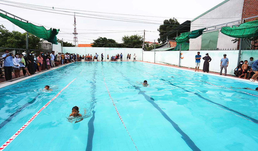  Các VĐV thi đấu dưới sự cổ vũ nhiệt tình của khán giả. Ảnh: Văn Ngọc