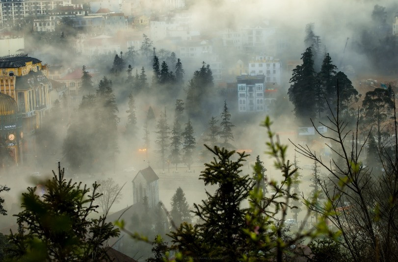 Thời điểm miền Bắc đang bước vào những ngày chớm đông thì ở Sa Pa, Lào Cai lại bước vào mùa thứ 5 là “mùa mây”.Vốn đã đẹp, Sa Pa những ngày này càng mộng mơ và bí ẩn khi mây trời trút về, bao trùm lên từng con phố quanh co và mang theo cái se se lạnh. Thời điểm miền Bắc đang bước vào những ngày chớm đông thì ở Sa Pa, Lào Cai lại bước vào mùa thứ 5 là “mùa mây”.Vốn đã đẹp, Sa Pa những ngày này càng mộng mơ và bí ẩn khi mây trời trút về, bao trùm lên từng con phố quanh co và mang theo cái se se lạnh.