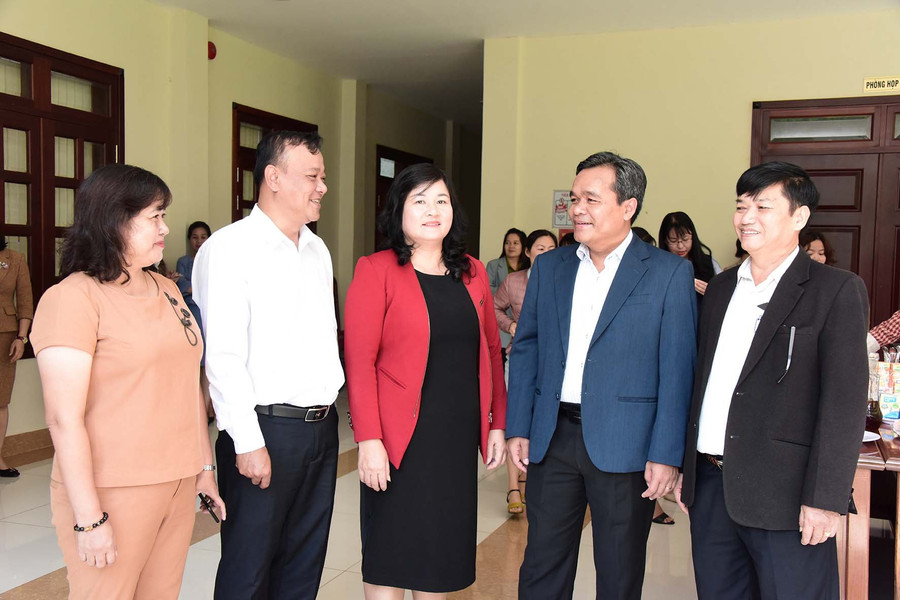 Bí thư Tỉnh ủy, Chủ tịch HĐND tỉnh Hồ Văn Niên (thứ 2 từ phải sang) trao đổi với các đại biểu bên lề hội nghị. Ảnh: Đức Thụy Bí thư Tỉnh ủy, Chủ tịch HĐND tỉnh Hồ Văn Niên (thứ 2 từ phải sang) trao đổi với các đại biểu bên lề hội nghị. Ảnh: Đức Thụy