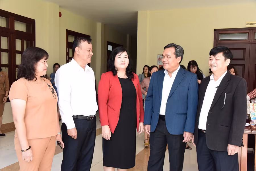 Bí thư Tỉnh ủy, Chủ tịch HĐND tỉnh Hồ Văn Niên (thứ 2 từ phải sang) trao đổi với các đại biểu bên lề hội nghị. Ảnh: Đức Thụy