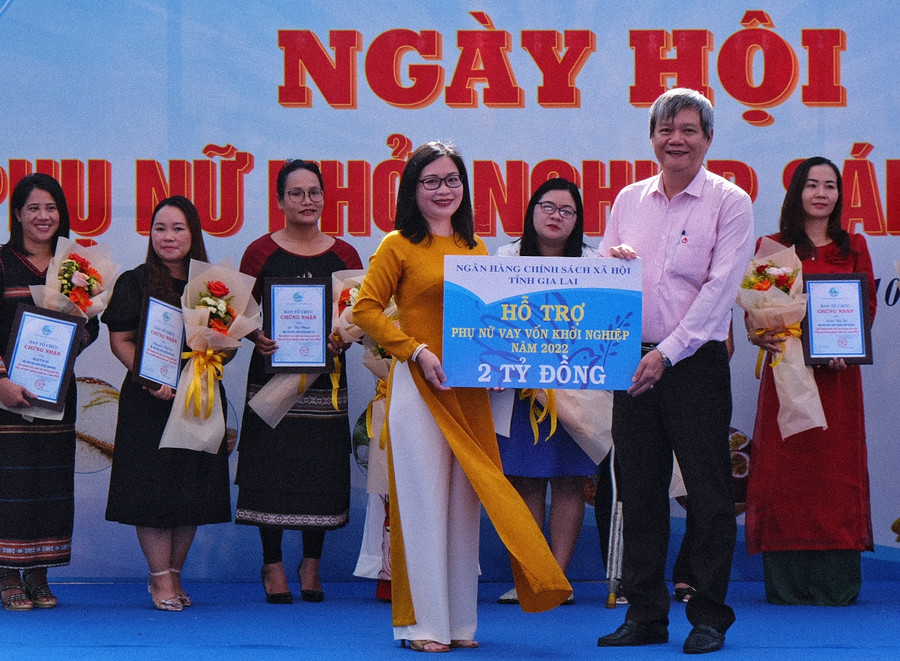 Ngân hàng Chính sách xã hội cam kết hỗ trợ phụ nữ vay vốn khởi nghiệp số tiền 2 tỷ đồng. Ảnh Minh Châu 