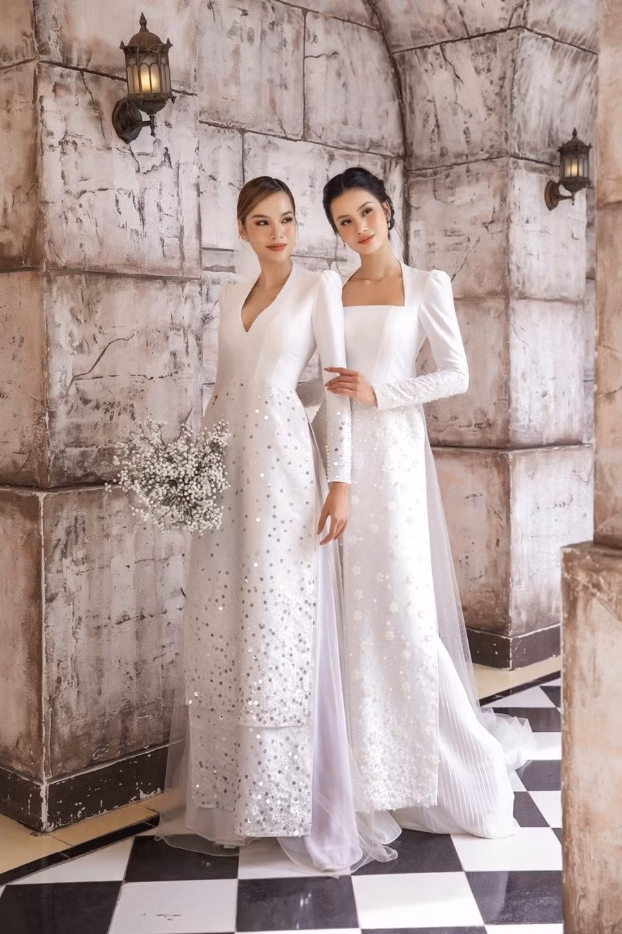 Khác với hình ảnh nóng bỏng, quyến rũ thường thấy, Hương Ly và Hoàng Phương khoe vẻ đẹp dịu dàng trong loạt áo dài được cách điệu đẹp mắt. Nhờ sở hữu chiều cao 1,76m cùng số đo hình thể nóng bỏng, hai mỹ nhân của “Miss Universe Vietnam” trở nên đằm thắm hơn. Hai người đẹp mong muốn góp phần quảng bá áo dài Việt trong những ngày cận 20.10. Ảnh: NSCC Khác với hình ảnh nóng bỏng, quyến rũ thường thấy, Hương Ly và Hoàng Phương khoe vẻ đẹp dịu dàng trong loạt áo dài được cách điệu đẹp mắt. Nhờ sở hữu chiều cao 1,76m cùng số đo hình thể nóng bỏng, hai mỹ nhân của “Miss Universe Vietnam” trở nên đằm thắm hơn. Hai người đẹp mong muốn góp phần quảng bá áo dài Việt trong những ngày cận 20.10. Ảnh: NSCC