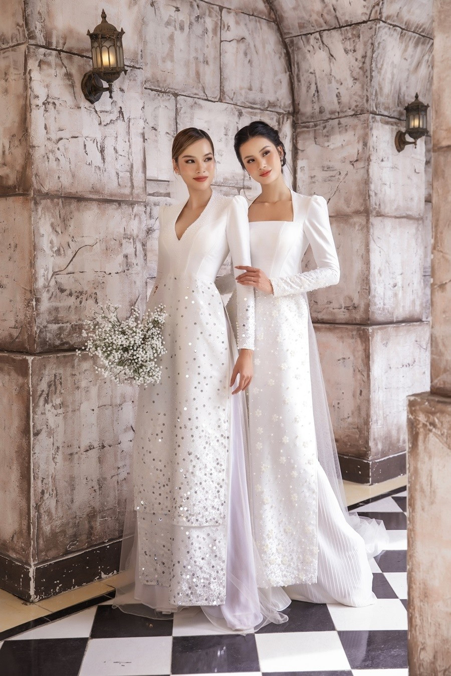 Khác với hình ảnh nóng bỏng, quyến rũ thường thấy, Hương Ly và Hoàng Phương khoe vẻ đẹp dịu dàng trong loạt áo dài được cách điệu đẹp mắt. Nhờ sở hữu chiều cao 1,76m cùng số đo hình thể nóng bỏng, hai mỹ nhân của “Miss Universe Vietnam” trở nên đằm thắm hơn. Hai người đẹp mong muốn góp phần quảng bá áo dài Việt trong những ngày cận 20.10. Ảnh: NSCC Khác với hình ảnh nóng bỏng, quyến rũ thường thấy, Hương Ly và Hoàng Phương khoe vẻ đẹp dịu dàng trong loạt áo dài được cách điệu đẹp mắt. Nhờ sở hữu chiều cao 1,76m cùng số đo hình thể nóng bỏng, hai mỹ nhân của “Miss Universe Vietnam” trở nên đằm thắm hơn. Hai người đẹp mong muốn góp phần quảng bá áo dài Việt trong những ngày cận 20.10. Ảnh: NSCC