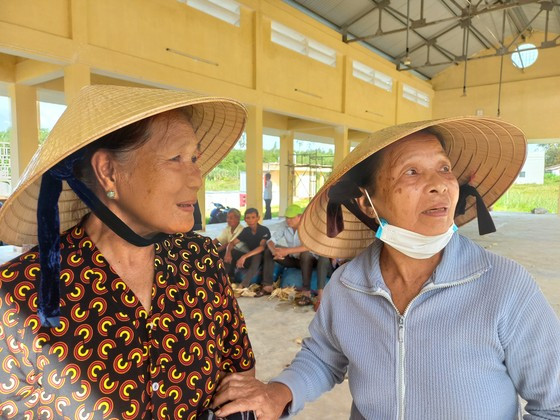 Người dân vui mừng kể về công trình cầu Thạch An khởi công thay đổi quê hương. Ảnh: NGUYỄN TRANG