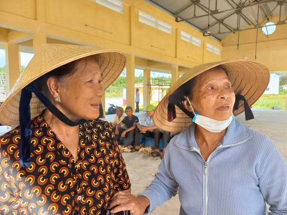 Người dân vui mừng kể về công trình cầu Thạch An khởi công thay đổi quê hương. Ảnh: NGUYỄN TRANG